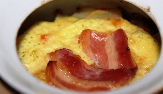 жаркое с семгой и беконом в горшочке