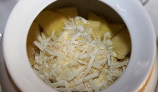 жаркое с семгой и беконом в горшочке