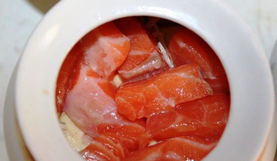 жаркое с семгой и беконом в горшочке