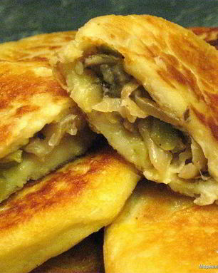 Картофельные зразы с капустой, грибами и солеными огурцами