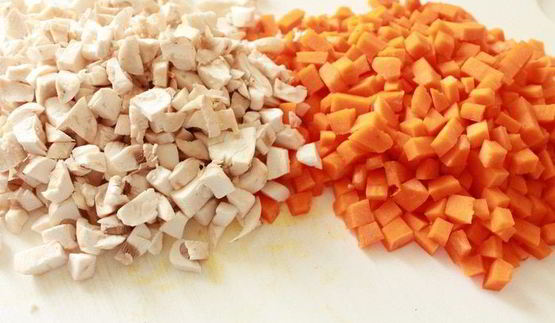 куриные зразы с тыквой, грибами и соусом