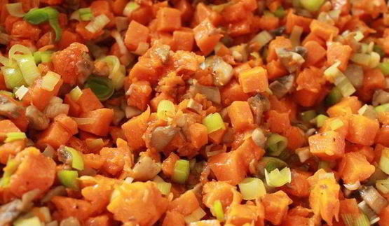 куриные зразы с тыквой, грибами и соусом