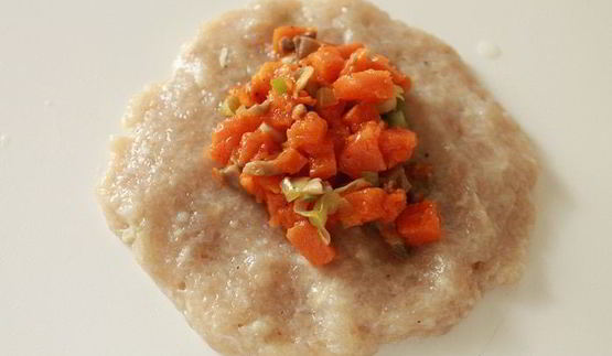 куриные зразы с тыквой, грибами и соусом