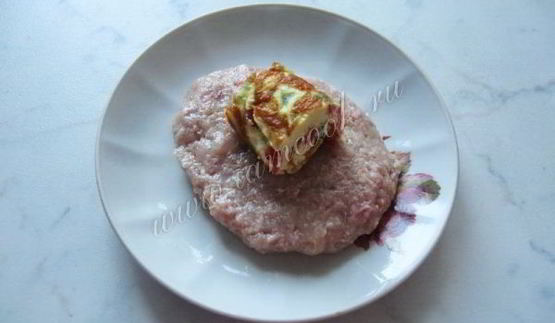 мясные зразы с омлетом