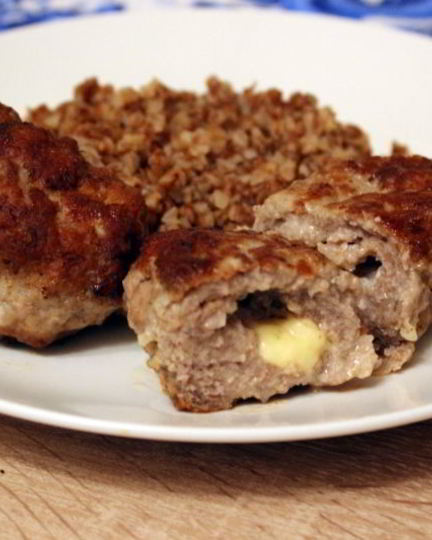 Рецепт мясных зраз с сыром и сливочным маслом