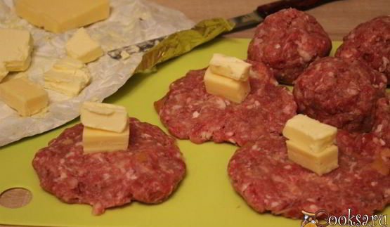 мясные зразы с сыром и сливочным маслом