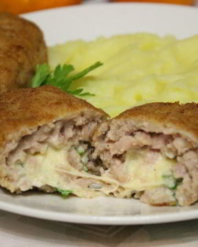 Мясные зразы с сыром, яйцом и зеленью