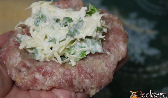 мясные зразы с сыром, яйцом и зеленью