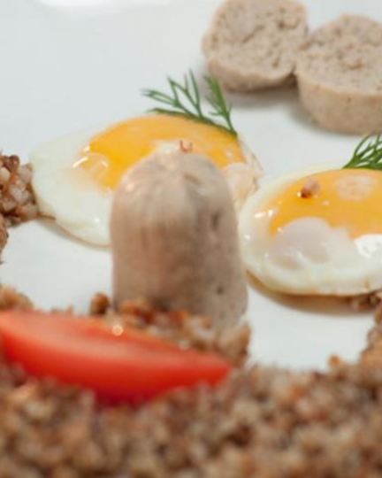 Рецепт домашних сосисок и гречневая каша с помидорами