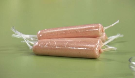 домашние сосиски и гречневая каша с помидорами