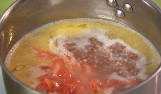 домашние сосиски и гречневая каша с помидорами