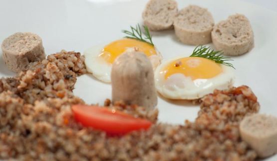 домашние сосиски и гречневая каша с помидорами