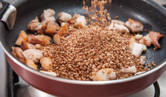 гречка по-купечески с курицей и зеленым луком