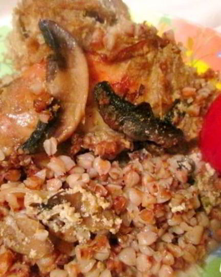 Рецепт гречки с курицей под сметанно-грибным соусом