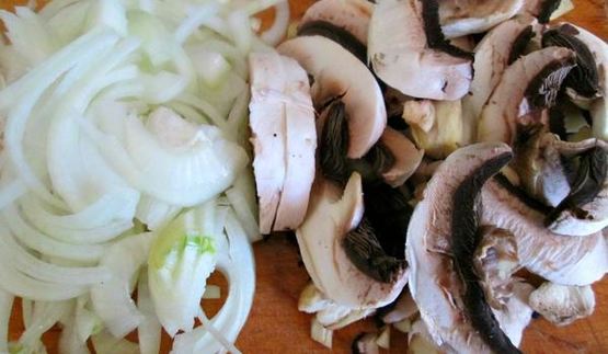 гречка с курицей под сметанно-грибным соусом