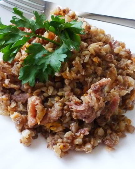 Рецепт гречки с овощами и мясной тушенкой