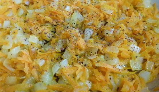 гречка с овощами и мясной тушенкой