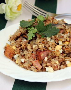 Гречка с шампиньонами, сырокопченой грудинкой и яйцом