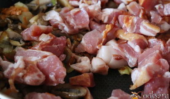 гречка с шампиньонами, сырокопченой грудинкой и яйцом