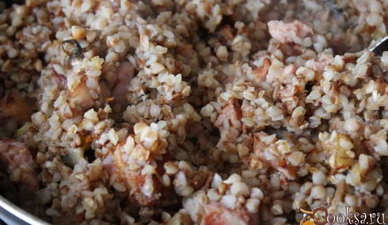 гречка с шампиньонами, сырокопченой грудинкой и яйцом