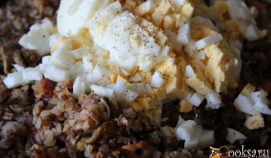 гречка с шампиньонами, сырокопченой грудинкой и яйцом