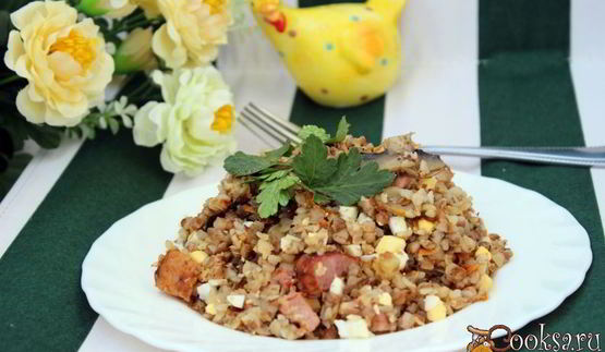 гречка с шампиньонами, сырокопченой грудинкой и яйцом