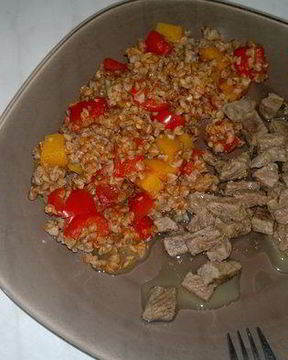 Гречка с томатным пюре, перцем и тыквой, говядина тушеная с тимьяном