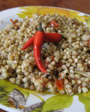 Зеленая гречка с помидорами, луком и чесноком