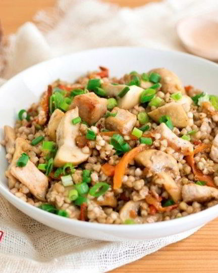 Рецепт зеленой гречки со свининой и грибами