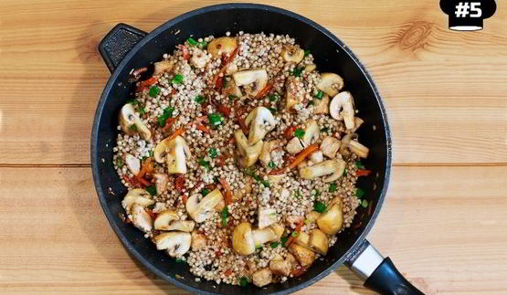 зеленая гречка со свининой и грибами