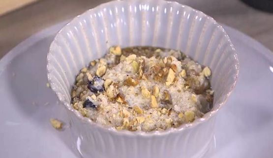 каша из киноа с орехами и сухофруктами