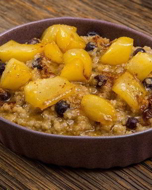 Каша из киноа с соте из груш