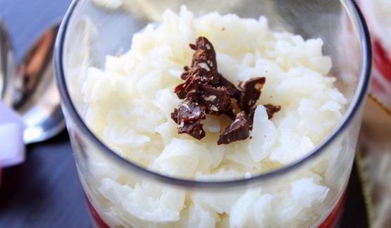 каша из рисовых хлопьев с вишневым желе