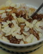 Каша с отрубями, миндалем и сухофруктами