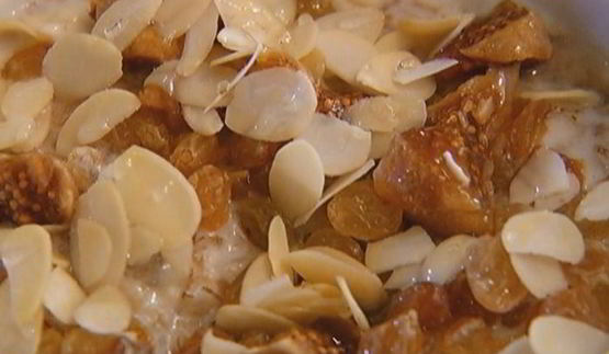 каша с отрубями, миндалем и сухофруктами