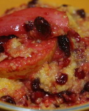 Кукурузная каша с грушей, изюмом и клюквой