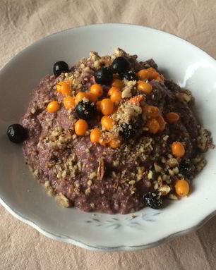 Льняная каша с клюквенным соком и черноплодкой, облепихой и пеканом