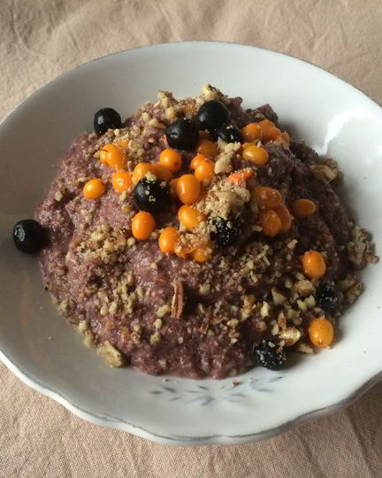 Рецепт льняной каши с клюквенным соком и черноплодкой, облепихой и пеканом