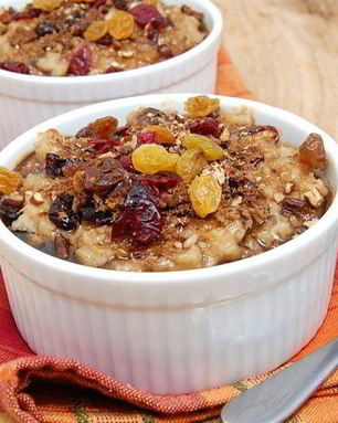 Ирландская овсяная каша с клюквой и изюмом