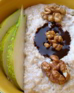 Овсяная каша с грушей, грецким орехом и острым шоколадным соусом