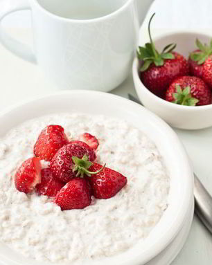 Овсяная каша с клубникой