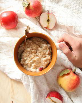 Овсяная каша с ванилью, яблоком и арахисовым маслом