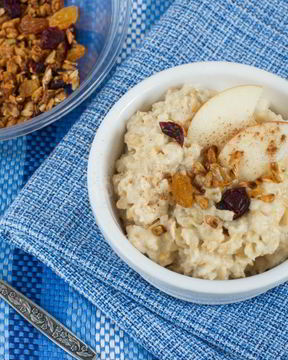 Овсяная каша с яблоком и корицей