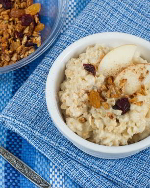 Овсяная каша с яблоком и корицей