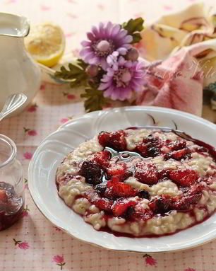 Овсяная каша с ягодами, апельсином и корицей