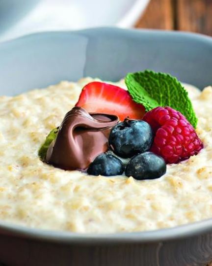 Рецепт овсяной каши с ягодами и ореховой пастой