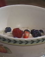 Овсяная каша с ягодами и сухофруктами