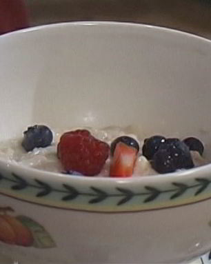 Овсяная каша с ягодами и сухофруктами