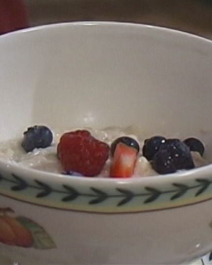 Рецепт овсяной каши с ягодами и сухофруктами