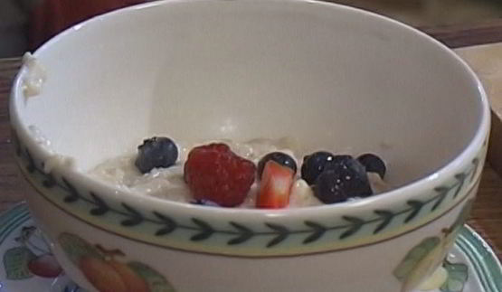 овсяная каша с ягодами и сухофруктами